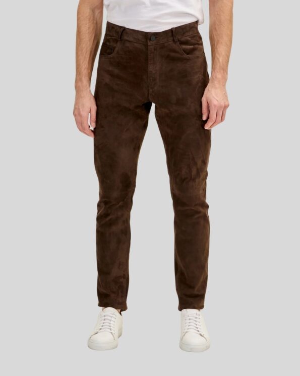 Herren Wildlederhose Dunkelbraun Slimfit aus echtem Veloursleder, kombiniert mit weißem T-Shirt und Sneakern auf grauem Hintergrund