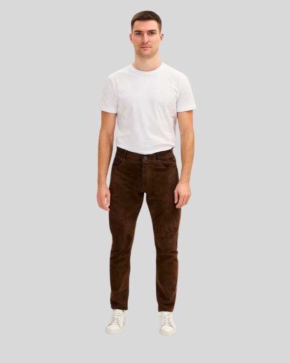 Herren Wildlederhose Dunkelbraun Slimfit, getragen mit weißem T-Shirt und Sneakern, klassische Vorderansicht