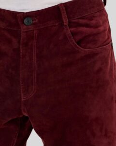 Nahaufnahme der Herren Wildlederhose Bordeaux, zeigt feine Nähte und samtige Velourslederstruktur