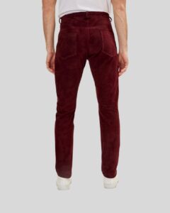 Rückansicht der Herren Wildlederhose Bordeaux, zeigt Gesäßtaschen und schlanke Passform aus Veloursleder