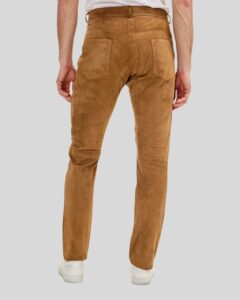 Rückansicht der Herren Wildlederhose Camel mit zwei Gesäßtaschen, getragen mit weißen Sneakern auf grauem Hintergrund