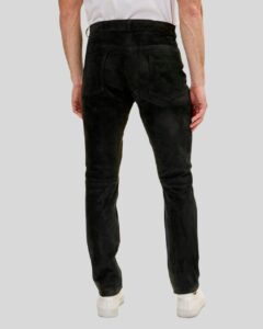 Rückansicht eines Mannes in einer schwarzen Herren Slim Fit Wildlederhose aus Wildleder, kombiniert mit weißen Sneakern und weißem T-Shirt