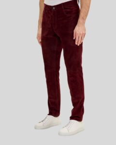 Seitenansicht der Herren Wildlederhose Bordeaux Slimfit, edles Veloursleder mit modernem Beinverlauf