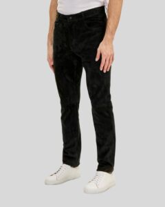 Seitenansicht eines Mannes in einer schwarzen Herren Slim Fit Wildlederhose aus Wildleder, kombiniert mit weißen Sneakern und weißem T-Shirt