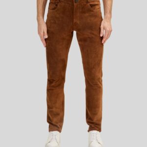 Vorderansicht eines Mannes in einer Herren Wildlederhose in Cognacfarbe, kombiniert mit weißem T-Shirt und weißen Sneakern