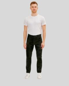 Vorderansicht eines Mannes in einer schwarzen Herren Slim Fit Wildlederhose aus Wildleder, kombiniert mit weißem T-Shirt und weißen Sneakern