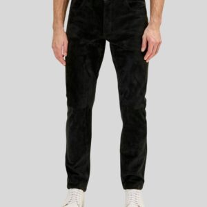 Vorderansicht eines Mannes in einer schwarzen Slim Fit Wildlederhose, kombiniert mit weißem T-Shirt und weißen Sneakern