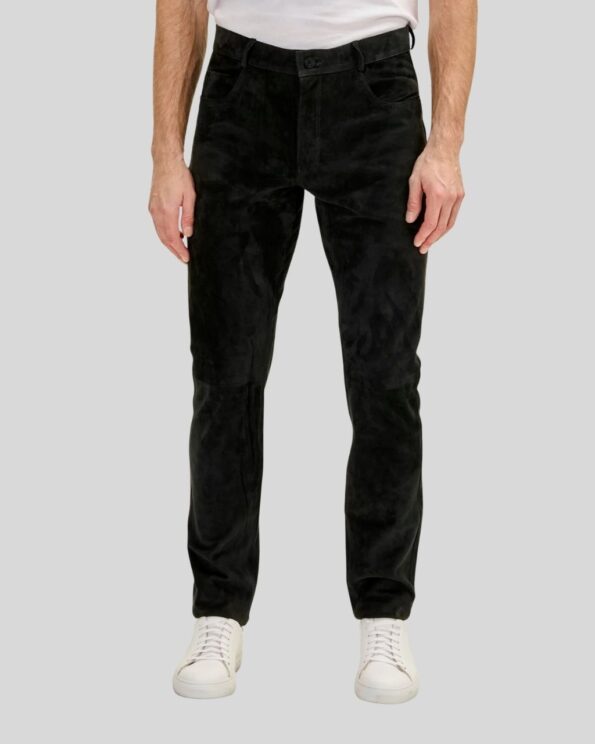 Vorderansicht eines Mannes in einer schwarzen Slim Fit Wildlederhose, kombiniert mit weißem T-Shirt und weißen Sneakern